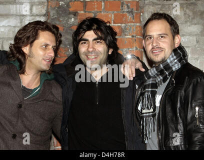 Schauspieler Adam Bousdoukos als Zinos Kazantsakis (L-R), Regisseur Fatih Akin und Schauspieler Moritz Bleibtreu als Illias Kazantsakis sind abgebildet, während der Dreharbeiten des Films "Soulkitchen" in Hamburg, Deutschland, 30. Oktober 2008. Akin wurde in Hamburg geboren und ist der türkischen anständig. Der Film öffnet im Herbst 2009 in den deutschen Kinos. Foto: ULRICH PERREY Stockfoto