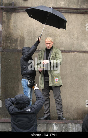 Actor Wotan Wilke moehring (R) wird als Thomas Neumann abgebildet, während der Dreharbeiten des Films "Soulkitchen" in Hamburg, Deutschland, 30. Oktober 2008. Regisseur Akin wurde in Hamburg geboren und ist der türkischen anständig. Der Film öffnet im Herbst 2009 in den deutschen Kinos. Foto: ULRICH PERREY Stockfoto