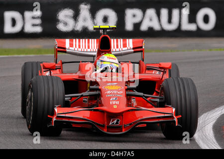 Brasilianischer Formel-1-Pilot Felipe Massa von Scuderia Ferrari steuert sein Auto im ersten Training am Autodromo Carlos Pace in Interlagos in der Nähe von Sao Paulo, SP, Brasilien, 31. Oktober 2008. Britischen Lewis Hamilton von McLaren Mercedes könnte der jüngste Weltmeister werden immer wie er sieben Punkte Vorsprung auf Brasilianer Felipe Massa von Scuderia Ferrari beim Saisonfinale 2008 ist die Stockfoto