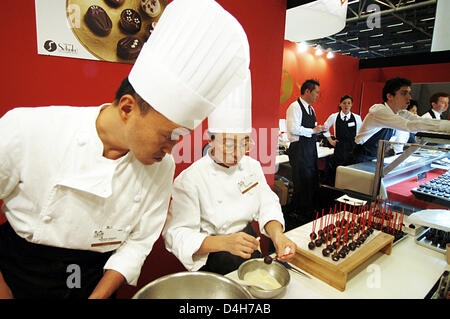 Mitarbeiter von der japanischen chocolatier Madame Setsuko zeigen ihr können während der Salon du Chocolat in Paris, Frankreich, 30. Oktober 2008. Während die größte Schokolade fair präsentieren Chocolatiers aus aller Welt Trends und traditionelle Produkte. Sowohl das große Interesse der Besucher und die Statistiken sind positiv für die Süßigkeiten-Hersteller: in Deutschland, das durchschnittliche Pro-Capi Stockfoto