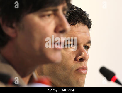 (DATEI) Ein Datei-Bild datiert 10. Juni 2008 zeigt Fußball Team Head Coach Joachim Löw (L) und das Team der Skipper Michael Ballack (R) während einer Pressekonferenz in Tenero, Schweiz. Löw und Ballack haben am 30. Oktober trafen sich zu einem privaten Gespräch in der Reihe der internationalen der Cheftrainer Autorität zu untergraben. Foto: OLIVER BERG Stockfoto