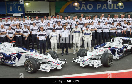 Das Team von BMW-Sauber mit (Vorderreihe L-R) Schweizer technischer Direktor Willy Rampf, deutsche Fahrer Nick Heidfeld, BMW Motorsport Direktor Dr. Mario Theissen, polnische Fahrer Robert Kubica und Österreich Testfahrer Christian Klien im Autodromo Carlos Pace in Sao Paulo, SP stellen, Brasilien, 31. Oktober 2008. BMW Sauber erreicht haben ihre Saison-Ziele, die dritten Platz in Fahrer und constructo Stockfoto