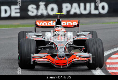 Finnische Formel-1-Pilot Heikki Kovalainen McLaren Mercedes tritt in einer Ecke während des ersten Trainings am Autodromo Carlos Pace in Interlagos in der Nähe von Sao Paulo, SP, Brasilien, 31. Oktober 2008. Britischen Lewis Hamilton von McLaren Mercedes könnte der jüngste Weltmeister werden immer wie er sieben Punkte Vorsprung auf Brasilianer Felipe Massa der Scuderia Ferrari in der 2008 Saison Fin Stockfoto