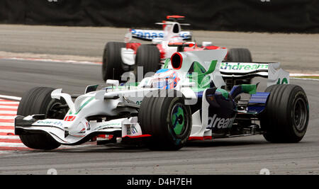 Britische Formel1-Fahrer Jenson Button von Honda steuert sein Auto vor italienischen Jarno Trulli von Toyota im dritten Training auf der Rennstrecke in Interlagos in der Nähe von Sao Paulo, Brasilien, 1. November 2008. Die Formel 1 Grand Prix von Brasilien stattfinden am Sonntag, 2. November 2008. Foto: ROLAND WEIHRAUCH Stockfoto