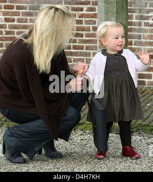 Niederländischen Kronprinzessin Maxima kommt mit ihrer Tochter Prinzessin Ariane für die Taufe von Benjamin van Vollenhoven, der jüngste Sohn von Prinz Bernhard und Prinzessin Annette, Enkel von Prinzessin Margriet auf Schloss Het Loo in Apeldoorn, Niederlande, 2. November 2008. Foto: Patrick van Katwijk Stockfoto