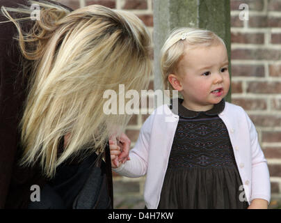 Niederländischen Kronprinzessin Maxima kommt mit ihrer Tochter Prinzessin Ariane für die Taufe von Benjamin van Vollenhoven, der jüngste Sohn von Prinz Bernhard und Prinzessin Annette, Enkel von Prinzessin Margriet auf Schloss Het Loo in Apeldoorn, Niederlande, 2. November 2008. Foto: Patrick van Katwijk Stockfoto