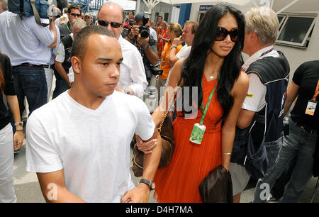 Hawaii-Sängerin der Band "Pussycat Dolls" und Freundin von Lewis Hamilton, Nicole Scherzinger (R) und Nicholas Hamilton (L), Bruder des britischen Formel1-Fahrer Lewis Hamilton von McLaren Mercedes, Fuß auf der Koppel vor der Formel 1 Grand Prix von Brasilien auf der Rennstrecke in Interlagos in der Nähe von Sao Paulo, Brasilien, 2. November 2008. Foto: GERO BRELOER Stockfoto