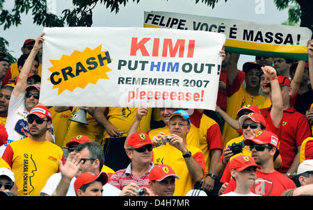 Ferrari-Fans halten einen Banner vor der Formel 1 Grand Prix von Brasilien auf der Rennstrecke in Interlagos in der Nähe von Sao Paulo, Brasilien, 2. November 2008. Foto: GERO BRELOER Stockfoto