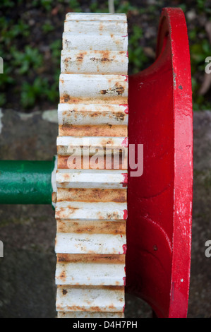 Zahnräder Teil früher von alten Maschinen, lackiert, restauriert, Nahaufnahme von Verzahnungen Stockfoto