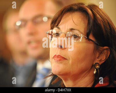 Hessens SPD (Deutschlands Sozialdemokratische Partei) Vorsitzende Andrea Ypsilanti im Gespräch mit Medien in der "Landtag" (Landtag) in Wiesbaden, Deutschland, 3. November 2008. Nachdem es am Morgen des 3. November 2008 angekündigt hatte, dass vier hessische SPD-Mitglieder des Landtages nicht für sie als neuer Staat Premierminister in einer Wahl, abstimmen werden, geplant war Ort o Stockfoto