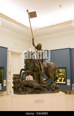 St. Georg und dem Drachen Skulptur in das ungarische Nationalmuseum, Budapest, Ungarn. Stockfoto