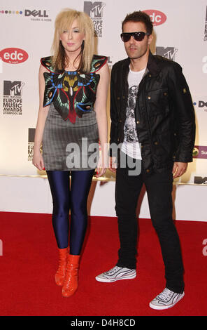 Jules De Martino und Katie White von The Ting Tings kommen für die 15. MTV Europe Music Awards im Echo Arena in Liverpool, Großbritannien, 6. November 2008. Foto: Hubert Boesl Stockfoto