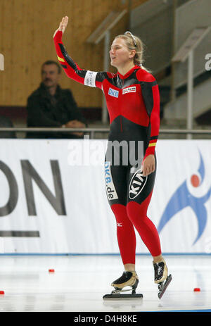 Deutsche Eisschnellläuferin Jenny Wolf gewinnt die 500 m Frauen? s Rennen mit einer neuen Erfolgsgeschichte Zeit 37,75 Sekunden am Sportforum Hohenschoenhausen in Berlin, Deutschland, 7. November 2008. Foto: Bernd Settnik Stockfoto