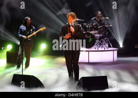 Sänger Mick Hucknall der britischen Band? Simply Red?  führt während der deutschen TV-Show? Wetten dass...? (Wetten, dass...?)? in der O2 World in Berlin, Deutschland am 8. November 2008. Foto: Arno Burgi Stockfoto