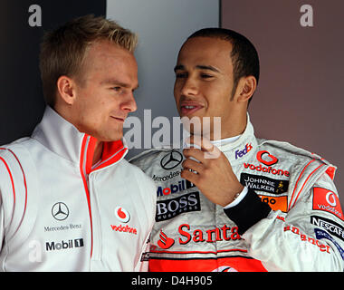 Lewis Hamilton (R), britische Formual One World Champion 2008 von McLaren-Mercedes-Team und seinem finnischen Teamkollegen Heikki Kovalainen chat während der traditionellen Stars & Autos-Show auf der Mercedes-Benz-Museum in Stuttgart-Untertürkheim, Deutschland, 8. November 2008. Zahlreiche aktuelle und ehemalige Mercedes F1, DTM und Formel 3 Fahrer wurden von insgesamt 65.000 Besuchern gefeiert. Foto: Nein Stockfoto