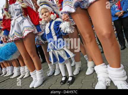 Jecken Stürmen Rathaus Erfurt, Deutschland, 11. November 2008 pünktlich um 11:11. Traditionell, Karneval Nachtschwärmer Herold die? fünfte Jahreszeit? durch die Übernahme der Herrschaft in vielen deutschen Rathäuser. Foto: MARTIN SCHUTT Stockfoto