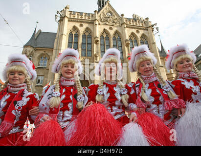 Jecken Stürmen Rathaus Erfurt, Deutschland, 11. November 2008 pünktlich um 11:11. Traditionell, Karneval Nachtschwärmer Herold die? fünfte Jahreszeit? durch die Übernahme der Herrschaft in vielen deutschen Rathäuser. Foto: MARTIN SCHUTT Stockfoto