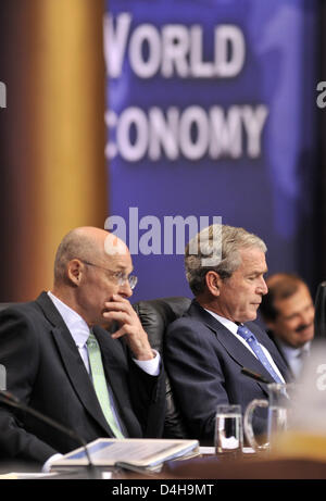 American Finance Minister Henry Paulson (L) und US-Präsident George W. Bush sitzen auf ihren Sitz im National Building Museum nach ein Gruppenfoto der G20 in Washington, Vereinigte Staaten von Amerika, 15. November 2008. Bis heute Nachmittag diskutieren die Staats- und Regierungschefs der führenden Wirtschaftsmächte Folgen der weltweiten Finanzkrise. Foto: RAINER JENSEN Stockfoto