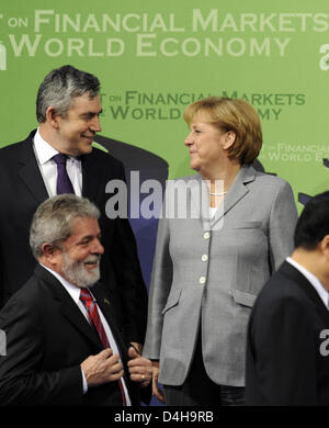 Bundeskanzlerin Angela Merkel im Gespräch mit der britische Premierminister Gordon Brown während der g-20-Gruppenfoto am National Building Museum in Washington, Vereinigte Staaten von Amerika, 15. November 2008. Brasilianische Präsident Luiz Inacio Lula da Silva steht vor ihnen. Bis heute Nachmittag diskutieren die Staats- und Regierungschefs der führenden Wirtschaftsmächte Folgen der t Stockfoto