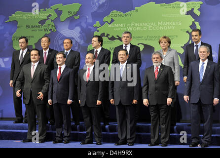 Premierminister der Niederlande Jan Peter Balkenende, russische Präsident Dmitri Medwedew, Präsident von Mexiko Felipe Calderón, Präsident von Indonesien Susilo Bambang Yudhoyono, brasilianische Präsident Luiz Inacio Lula da Silva, US-Präsident George W. Bush (vordere Reihe L-R), Gouverneur der Bank von Italien Mario Draghi, UN-Generalsekretär Ban Ki Moon, Premierminister von Italien Silvio Berlus Stockfoto