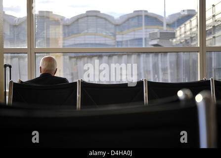 Ehemaliger republikanischer Kandidat für US-Präsident, Senator John McCain wartet auf seinen Flug nach Chicago am Ronald Reagan International Airport in Washington DC, USA, 16. November 2008. Künftige US-Präsident Barack Obama hat McCain nach Chicago für ein Treffen am Montag, 17. November 2008 eingeladen. Die beiden diskutieren Möglichkeiten der Zusammenarbeit in wichtigen politischen Bereichen wie Klimaschutz, Stockfoto