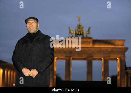 Russische Schwergewichts-Boxer Nikolai Valuev posiert vor dem Brandenburger Tor, Berlin, 18. November 2008. Er wird für die WBA Schwergewichts-Weltmeisterschaft gegen Evander Holyfiled (USA) in Zürich, Schweiz, am 20. Dezember 2008 box. Foto: RAINER JENSEN Stockfoto