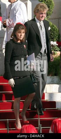 Prinzessin Caroline von Hannover und ihr Ehemann Prinz Ernst August von Hannover besuchen eine Messe während der Nationalfeiertag? s feiern in einer Kathedrale in Monaco, 19. November 2008. Foto: Albert Nieboer (Achtung: Niederlande heraus!) Stockfoto