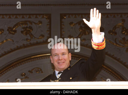 Prinz Albert II von Monaco ist auf den Palast abgebildet? s Balkon wie er im Rahmen des Nationalfeiertages der standard Version Zeremonie und der Militärparade auf dem Schlossplatz in Monaco besucht? s Zeremonien in Monaco, 19. November 2008. Foto: Albert Nieboer (Niederlande) Stockfoto