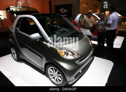 Besucher sind am Smart-Stand während der Los Angeles Auto Show in Los Angeles, USA, 19. November 2008 abgebildet. Führende Auto Hersteller Fokus auf die Präsentation von alternativen Kraftstoffen betriebene Fahrzeuge und Modelle mit verbesserten Kraftstoffverbrauch während der Auto-Show, die ganzen 30 November andauert. Foto: Carsten Rehder Stockfoto