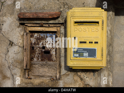 Gelbe französischer Briefkasten, neben alten Briefkasten Stockfoto