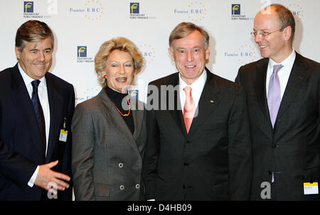 CEO der Deutschen Bank Josef Ackermann (L-R), Bürgermeister Petra Roth (CDU), Bundespräsident Horst Köhler und Martin Blessing, Sprecher des Vorstands der Commerzbank, posieren für ein Gruppenfoto während der? European Banking Congress? an der alten Oper in Frankfurt Main, Deutschland, 21. November 2008. Der deutsche Bundespräsident in seiner Rede forderte eine? Grunderneuerung des Bankgeschäfts? als ein cons Stockfoto