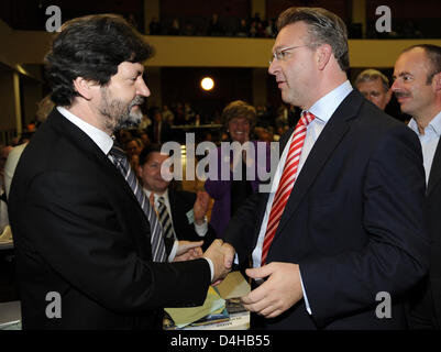 Parlamentarischen Partei Führer der CDU (CDU) und neue Regional Chairman Frank Henkel (R) gratuliert Joachim Zeller zu seiner Wahl in der Sitzung der CDU Staat Delegierten in Berlin, Deutschland, 22. November 2008. Ehemaligen eidgenössischen Politiker Friedbert Pflueger wurde von seiner eigenen Partei, das Europäische Parlament verhindert. Die wirtschaftliche Stadträtin der dis Stockfoto