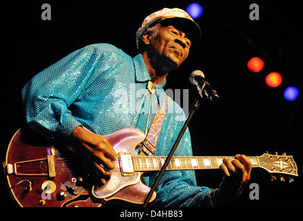 US-Rock-Legende Chuck Berry führt in der SAP Arena in Mannheim, Deutschland, 22. November 2008. Die gleichen Abend Rock-Legenden Chuck Berry und Jerry gaben ihr einzige Konzert in Deutschland. In den 1950er Jahren wurde sie berühmt für Songs wie? Sweet Little Sixteen?,? Roll over Beethoven? und? Great Balls Of Fire?. Foto: Ronald Wittek Stockfoto