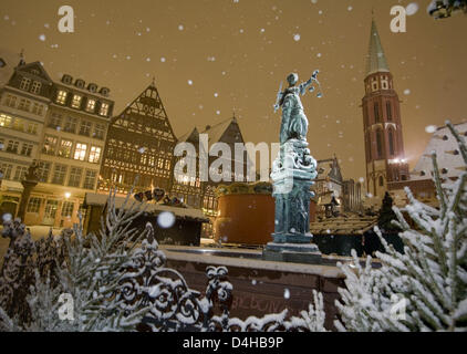 Das Bild zeigt die Schnee bedeckten Justitia in der Nicolaikirche in Frankfurt Main, Deutschland, 23. November 2008. Der Weihnachtsmarkt öffnet sich auf der Nicolaikirche am 25 November. Foto: Frank Rumpenhorst Stockfoto