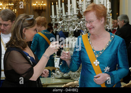 Finnish President Tarja Halonen (R)-Toast mit Großherzogin Maria Teresa von Luxemburg bei einem Gala Dinner im Palast Luxembourg, Luxembourg, 24. November 2008. Foto: Albert Nieboer (Niederlande) Stockfoto