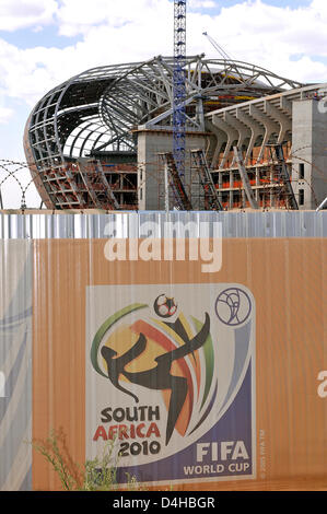 Bau arbeitet im Soccer City Stadium in Johannesburg, Südafrika, 25. November 2008 gesehen. Acht Spiele einschließlich Öffnung Spiel und letzte werden in diesem Stadion ausgetragen. Das Organisationskomitee der 2010 World Cup informiert FIFA Beamten über den Fortschritt des Baus arbeitet für den 2010 World Cup und den Konföderationen-Pokal 2009. Foto: Gero Breloer Stockfoto