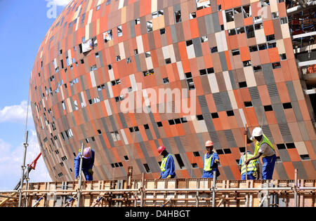 Bau arbeitet im Soccer City Stadium in Johannesburg, Südafrika, 25. November 2008 gesehen. Acht Spiele einschließlich Öffnung Spiel und letzte werden in diesem Stadion ausgetragen. Das Organisationskomitee der 2010 World Cup informiert FIFA Beamten über den Fortschritt des Baus arbeitet für den 2010 World Cup und den Konföderationen-Pokal 2009. Foto: Gero Breloer Stockfoto