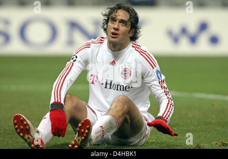 FC Bayern München-Spieler Luca Toni Gesten während der Champions League-Gruppe F gegen FC Steaua Bucuresti in Allianz Arena in München, Deutschland, 25. November 2008 Spiel. München besiegt Bukarest 3: 0. Foto: Andreas Gebert Stockfoto