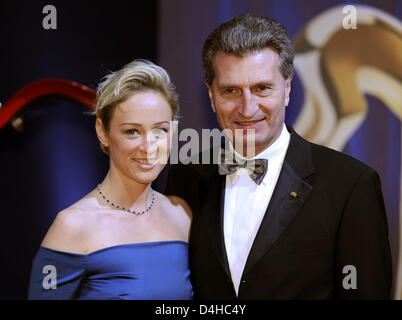 Guenther Oettinger, Ministerpräsident des Landes Baden-Württemberg und Friederike Beyer ankommen für die Bambi-Medien-Preis 2008 in Offenburg, Deutschland, 27. November 2008. Die 60. Bambi-Verleihung wird an gehalten? Oberrheinhalle? in Offenburg. Foto: Jörg Carstensen Stockfoto