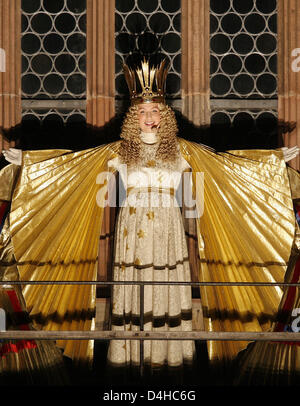 Der 17-j hrige Christkind öffnet feierlich den Weihnachtsmarkt von Nürnberg, Deutschland, 28. November 2008. Der Nürnberger Weihnachtsmarkt zurückführt bis 1628. Foto: DANIEL KARMANN Stockfoto