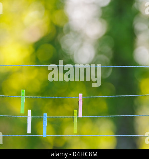 Wäscheklammern auf Wäsche-Linie, Nahaufnahme, Åtvidaberg, Östergötland, Schweden, Europa Stockfoto