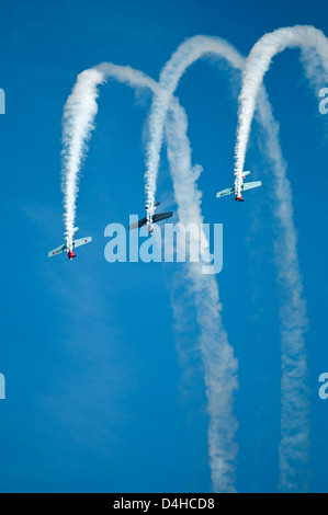 Portraitbild von drei Flugzeugen fliegen in Formation Rauch Wanderwege zu verlassen. Stockfoto