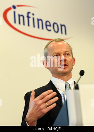 Lautsprecher von Bord der Infineon Technologies AG, Peter Bauer, spricht bei der Bilanz-Pressekonferenz in der Firmenzentrale in Neubiberg bei München, 3. Dezember 2008. Der Hersteller von Halbleitern Infineon Versionen Zahlen des abgeschlossenen Geschäftsjahres 2007/2008. Foto: TOBIAS HASE Stockfoto