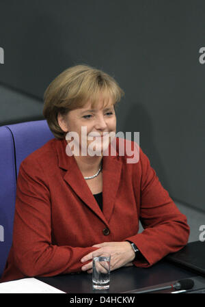 Bundeskanzlerin Angela Merkel nach dem vornehmen einer Regierungserklärung auf nächste Woche lächelt? s EU Gipfel im Bundestag in Berlin, Deutschland, 4. Dezember 2008. Die EU? s Staatschefs treffen sich in Brüssel übergeben ein Klima und ein Konjunkturpaket. Foto: Peer Grimm Stockfoto