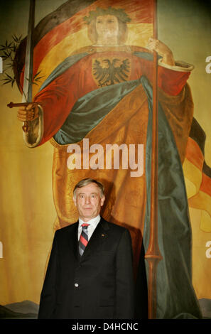 Der deutsche Bundespräsident Horst Köhler posiert vor Philipp Veit? s? Germania?, was wird geglaubt, um die Verkörperung von Deutschland, im Museum Bild? Haus der Geschichte? (Haus der Geschichte) in Bonn, Deutschland, 4. Dezember 2008. Die originale-Gemälde in Frankfurt aufgehängt? s? Paulskirche? während der Nationalversammlung 1848/49. Es ist Teil der Ausstellung? Zeigt einen? s Farben? Die deutschen Stockfoto