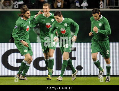 Wolfsburg? s Andrea Barzagli, Edin Dzeko, Sascha Riether und Christian Zaccardo freuen sich über das Tor zum 1: 0, während die E-UEFA-Cup-Gruppenspiel VfL Wolfsburg Vs FC Portsmouth am Stadion der Volkswagen Arena in Wolfsburg, Deutschland, 4. Dezember 2008. Wolfsburg besiegt Portsmouth 3-2. Foto: Jochen Luebke Stockfoto