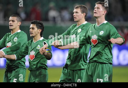 Wolfsburg? s Ricardo Costa (L-R), Josue, Edin Dzeko und Alexander Madlung feiern nach der Gruppe E-UEFA-Cup VfL Wolfsburg Vs FC Portsmouth am Stadion der Volkswagen Arena in Wolfsburg, Deutschland, 4. Dezember 2008 entsprechen. Wolfsburg besiegt Portsmouth 3-2. Foto: Jochen Luebke Stockfoto