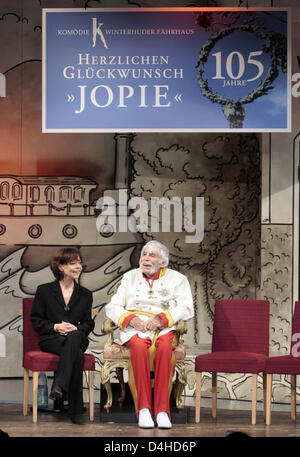 Actor Johannes Heesters (R) und seine Frau Simone Rethel erfasst während einer Feier nach der Verabschiedung des Stücks? Im Weissen Rössl? (wörtlich: im the White Horse) an die? Komoedie Winterhuder Faehrhaus? Theater in Hamburg, Deutschland, 5. Dezember 2008. Sogar an seinem 105. Geburtstag, der Welt? s älteste noch aktive Schauspieler auf der Bühne durchgeführt. Foto: Ulrich Perrey Stockfoto