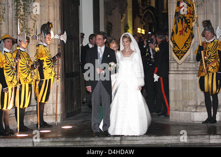 Erzherzogin Marie Christine von Österreich (R) und Graf Rodolphe von Limburg Stirum während ihre standesamtliche Trauung im Rathaus in Mechelen, Belgien, 6. Dezember 2008 erobert. Foto: Albert Nieboer (Niederlande) Stockfoto