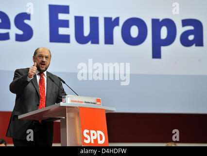 Vorsitzender der Fraktion des Europäischen Parlaments, Martin Schulz, SPD (Sozialdemokratische Partei Deutschlands) im Gespräch mit Delegierten in Berlin, Deutschland, 8. Dezember 2008. Als erste deutsche Partei wählt SPD die Mitglieder der Liste für das nächste Europäische Parlament am 08 Dezember in Berlin. 52-j hrige Schulz führt erneut als Top-Kandidat für die Wahl am 7. Juni 2009. Foto: Ra Stockfoto